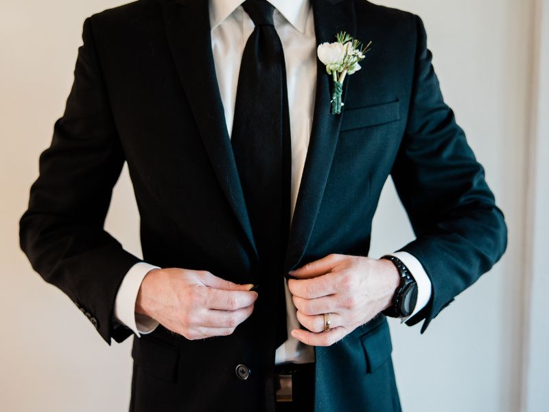 Dapper Grooms: Finding the Perfect Suit