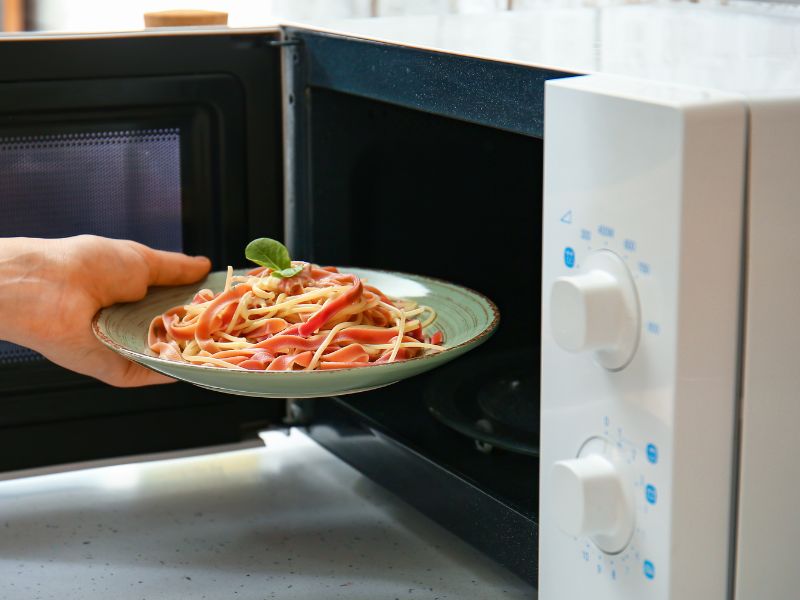 10 reasons why a microwave is an essential piece of equipment for a café