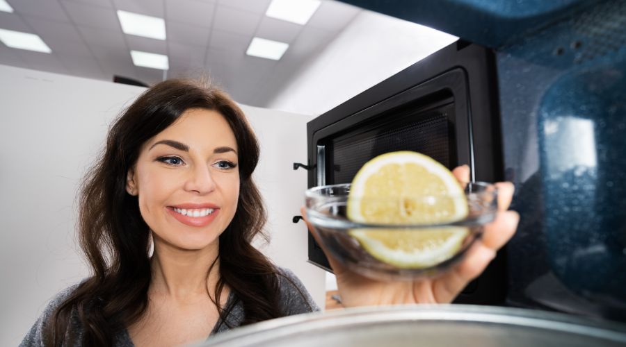 Cleaning microwave with lemon