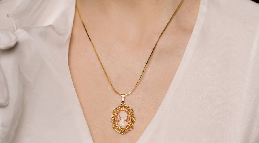 The Art and Impact of Pendant Jewelry - Gold necklace with pendant