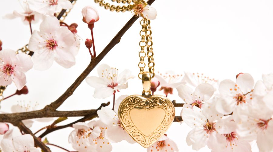 The Art and Impact of Pendant Jewelry - Pretty locket 