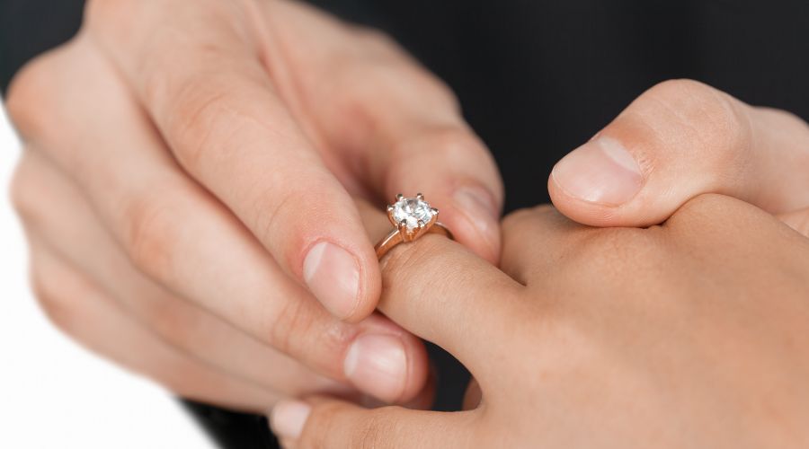 Why Round Cut Engagement Rings are a Classic Choice