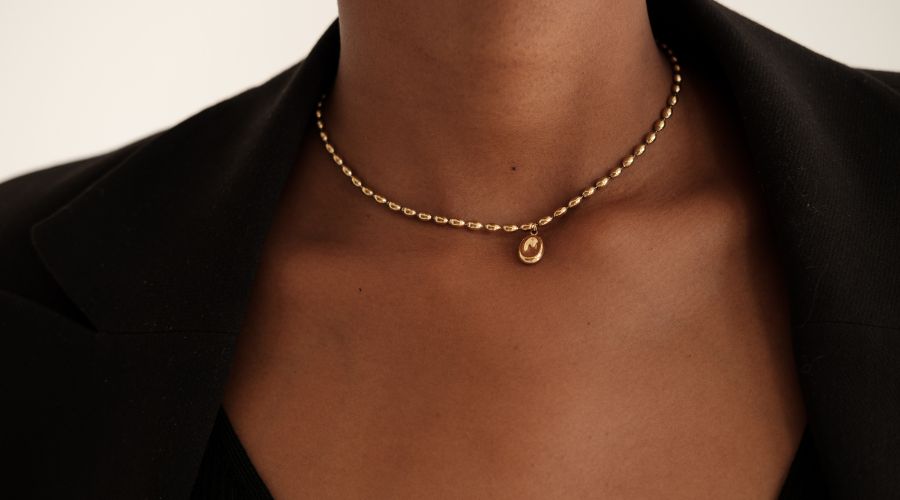 Tips to Look Elegant on a Budget include wearing simple gold jewelry